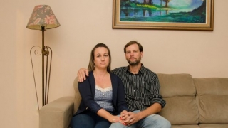 Carla e o marido, JoÃ£o Henrique, aguardam fim do processo (Foto: Jonas Samuel Betti/BBC Brasil)