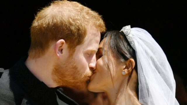 O beijo dos noivos prÃƒÂ­ncipe Harry e Meghan Makle (Foto: Reuters)