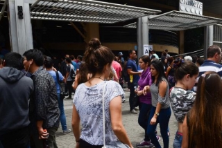 Estudantes aguardam abertura de portÃµes para fazer as provas do Enem (Foto: Rovena Rosa/AgÃªncia Brasil)