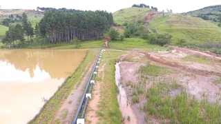 TubulaÃ§Ã£o leva a Ã¡gua captada na barragem Santana atÃ© a ETA Gatos. Foto: Acom-PMI