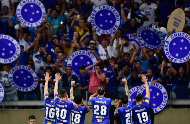 Jogadores do Cruzeiro comemoram o gol de Barcos (Foto: Fernando Dantas/Gazeta Press)