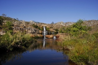 Os parques estaduais mineiros possuem inÃºmeras cachoeiras como esta, no PE do Biribiri (CrÃ©dito: Evandro Rodney)