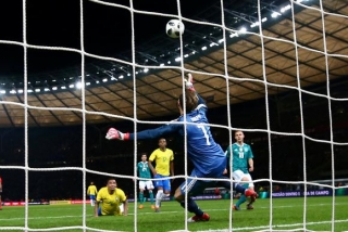 Gabriel Jesus carimbou o gol aos 37 minutos do 1Âº tempo, diante de 72 mil torcedores no EstÃ¡dio OlÃ­mpico de Berlim (Foto: Reuters/Wolfgang Rattay)