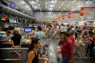 Em supermercados e aÃ§ougues, consumidor aumentou cuidados ao comprar carne (Foto: TÃ¢nia RÃªgo/AgÃªncia Brasil)