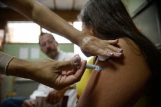 Para evitar o desperdÃ­cio de vacinas que tÃªm prazo de validade atÃ© setembro, o governo decidiu ampliar o pÃºblico-alvo para homens e mulheres atÃ© 26 anos (Foto: Marcelo Camargo/AgÃªncia Brasil)