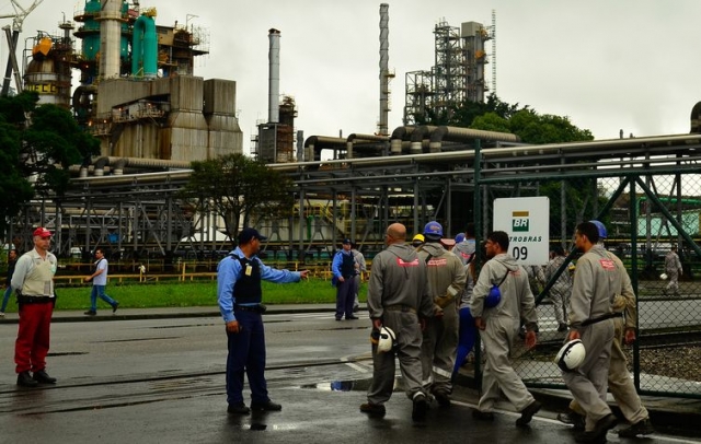 A partir de amanhÃ£, litro da gasolina custarÃ¡ R$ 2,2294 nas refinarias, dois centavos a mais do que os R$ 2,2069 cobrados desde 5 de setembro (Foto: Rovena Rosa/AgÃªncia Brasil)