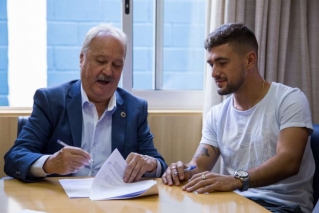De Arrascaeta assina novo contrato ao lado do presidente do Cruzeiro Wagner Pires de SÃ¡ (Foto:Bruno Haddad/Cruzeiro)
