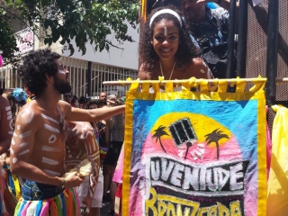 Estandarte do bloco Juventude Bronzeada, no carnaval de 2015 (Foto: TÃ¡bata Poline/G1)
