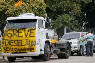 Caminhoneiros protestam contra elevaÃ§Ã£o no preÃ§o do diesel na rodovia BR-040, em Duque de Caxias (Foto: Fernando FrazÃ£o/AgÃªncia Brasil)