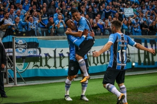 Barrios comemora o gol com EdÃ­lson (Foto: Lucas Uebel/DivulgaÃ§Ã£o GrÃªmio)