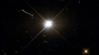"Se tivÃ©ssemos esse monstro no centro de nossa Via LÃ¡ctea, ele pareceria dez vezes mais brilhante que uma lua cheia e eliminaria todas as estrelas no cÃ©u", diz o astrÃ´nomo Christian Wolf. (Foto: Foto: ESA/Hubble/NASA /BBCBrasil.com)