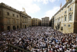 Milhares de pessoas saÃ­ram Ã s ruas na Catalunha pedindo independÃªncia. Houve mais de 900 feridos (Foto: Alejandro GarcÃ­a/EFE)
