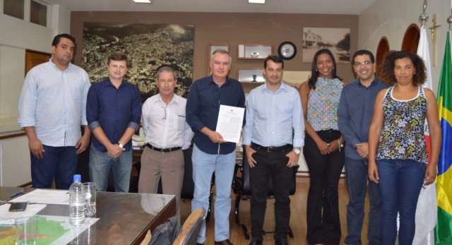 O prefeito de PoÃ§os de Caldas (ao centro) e parte de sua equipe, junto aos docentes Iara Alves e SÃ©rgio Soncim no dia de assinatura do convÃªnio (Foto: DivulgaÃ§Ã£o)