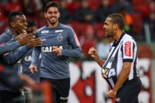 Clayton marcou o gol da classificaÃ§Ã£o do AtlÃ©tico Mineiro em Porto Alegre (Foto: DivulgaÃ§Ã£o)