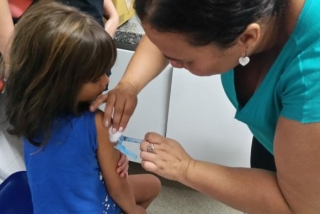 Cerca de 47 milhÃµes de crianÃ§as e adolescentes estÃ£o convocados para atualizar a caderneta de vacina (Foto: Sumaia Villela/AgÃªncia Brasil)