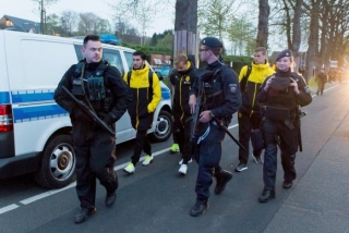 Jogadores do Borussia Dortmund sÃ£o escoltados pela polÃ­cia apÃ³s a explosÃ£o (FotoSTR/AgÃªncia Lusa)