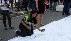 Durante o ato foi estendida uma faixa branca para que os manifestantes registrassem seus protestos (Foto: Cristina Indio do Brasil/AgÃªncia Brasil)