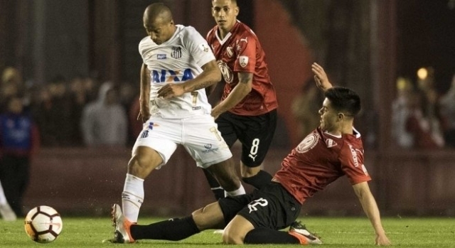 Carlos Sanchez na partida contra o Independiente, na Ãºltima terÃ§a-feira (Foto: Ivan Storti/DivulgaÃ§Ã£o Santos)