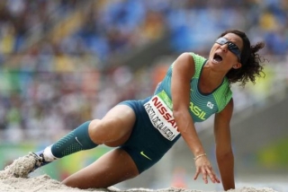 Silvania de Oliveira saltou 4.98m e conseguiu a ouro (Foto: Reuters/Jason Cairnduff)