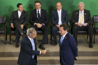 O ministro Paulo Guedes dÃ¡ posse a Pedro GuimarÃ£es na presidÃªncia da Caixa - Marcelo Camargo/AgÃªncia Brasil