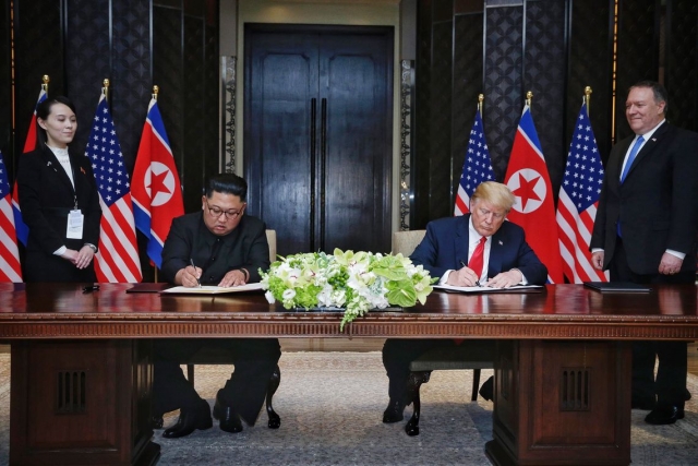 LÃ­deres da Coreia do Norte, Kim Jong-un, e dos Estados Unidos, Donald Trump, assinam acordo em Cingapura (Foto: Kevin Lim/The Straits Times)