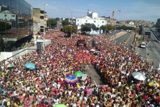 EntÃ£o, Brilha! levou mais de 40 mil pessoas para as ruas (Foto: Lincon Zarbietti/O Tempo)