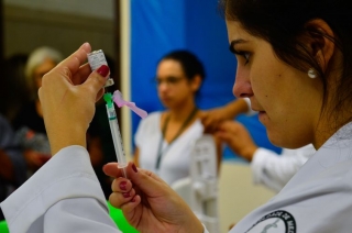 Profissionais de SaÃºde sÃ£o vacinados contra a gripe H1N1 no Hospital das ClÃ­nicas (Rovena Rosa/Arquivo AgÃªncia Brasil)
