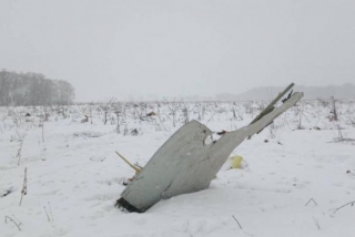 DestroÃ§os do aviÃ£o que caiu nos arredores de Moscou (Foto: Reuters/Stringer)
