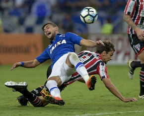 Rodrigo Caio cometeu falta que originou o gol do Cruzeiro nesta noite (Foto: Washington Alves/Cruzeiro)