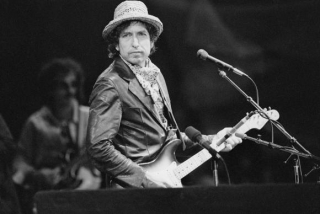   Imagem de arquivo de 1984 mostra o cantor e compositor norte-americano Bob Dylan se apresentando no estÃ¡dio St. Jakob-Park, em Basel, na SuÃ­Ã§a (Foto: Arquivo de Keyston/AgÃªncia Lusa)