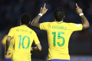 Paulinho marcou trÃªs vezes na vitÃ³ria do Brasil (Foto: Pedro Martins / MoWA Press)