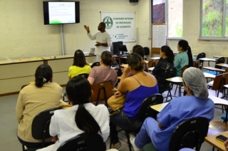 O treinamento sobre doenÃ§as renais foi ministrado pelo coordenador da hemodiÃ¡lise do HNSD, Carlos Correia (Foto: DivulgaÃ§Ã£o)