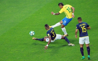 ReforÃ§o do Barcelona, Paulinho abriu o placar para o Brasil (Foto: Diego Vara/Reuters)