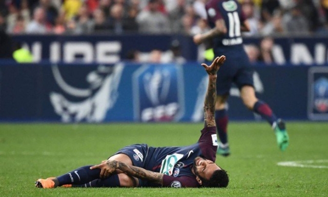 Daniel Alves se machucou na final da Copa da FranÃ§a, na terÃ§a-feira (Foto: Franck Fife/AFP)