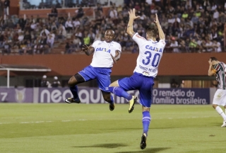 CCom passe de Thiago Neves, SassÃ¡ fez o gol do Cruzeiro (Foto: Rudy Trindade/Thema Press/Light Press/Cruzeiro)