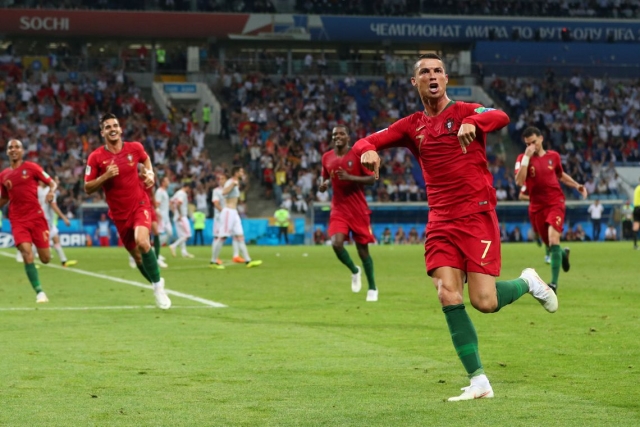 Cristiano Ronaldo marcou trÃªs gols no empata com a Espanha (Foto: Hannah McKay/Reuters)