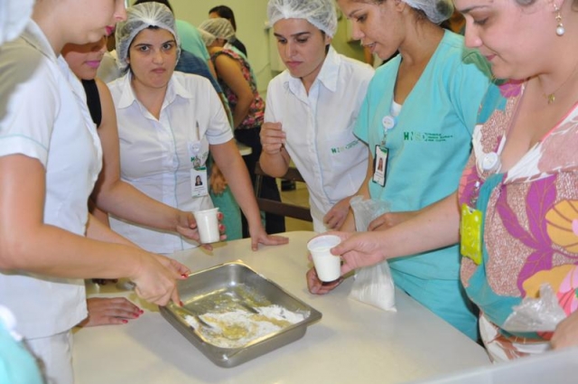 Os enfermeiros, divididos por setores, foram desafiados a preparar uma massa de bolo em 15 minutos