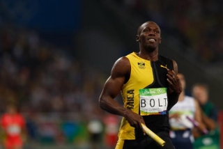 Usain Bolt ganha terceiro ouro nos Jogos Rio 2016 ao vencer o revezamento 4 x 100m com Asafa Powell, Yohan Blake e Nickel Ashmeade no EstÃ¡dio OlÃ­mpico (Foto: Fernando FrazÃ£o/AgÃªncia Brasil)