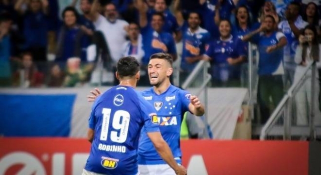 Arrascaeta e Robinho festejam gol do Cruzeiro na virada sobre o AmÃ©rica-MG (Foto: Dudu Macedo/FOTOARENA)
