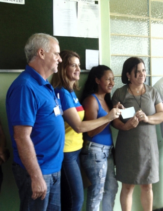 Presidente da Apae Maria Raimunda recebe o cheque das mÃ£os dos proprietÃ¡rios da Ultragaz. (DivulgaÃ§Ã£o)