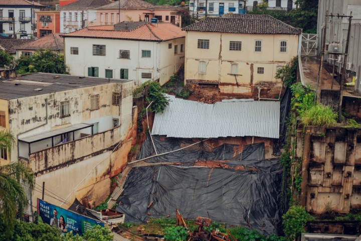 Risco de desmoronamento provoca interdições no Centro de Itabira