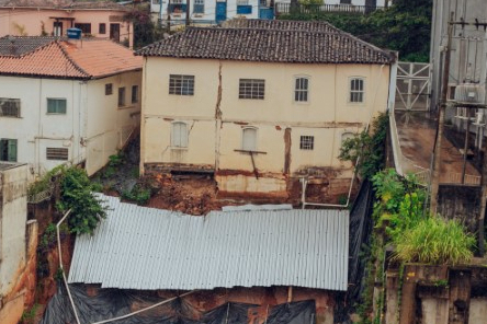 Prefeitura é autorizada pela Justiça para demolir casarão condenado por obra irregular