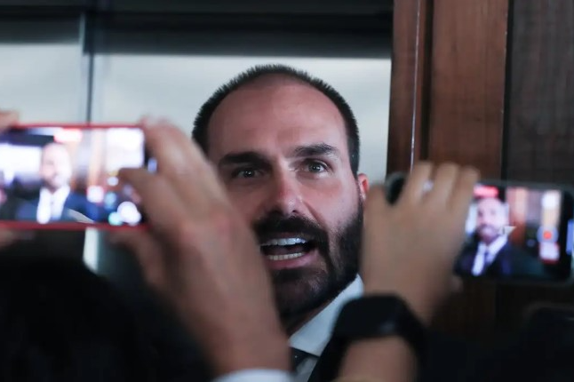 Eduardo Bolsonaro diz trabalhar contra diálogo de comitiva nos EUA sobre tarifas de Trump: "Nós estamos em guerra"