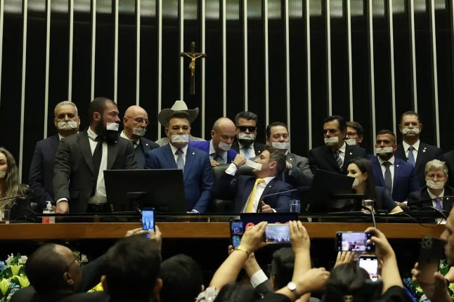 Parlamentares governistas comparam ocupação do Congresso a ataque golpista de 8 de Janeiro