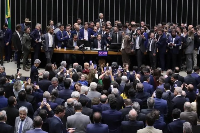 Após obstrução no plenário, Hugo Motta cobra respeito e repudia atos da oposição