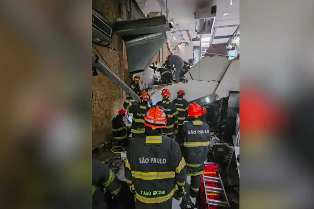 Desabamento em restaurante deixa uma mulher morta e sete feridos em São Paulo