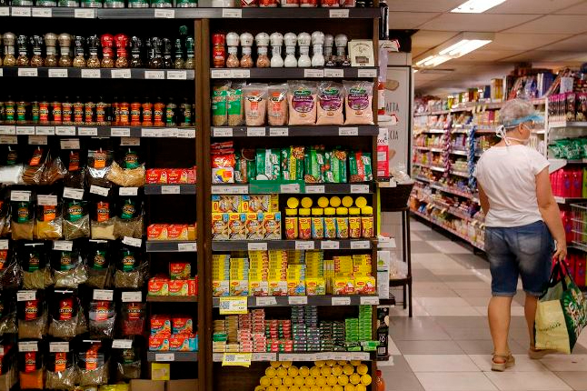 Prévia da inflação desacelera para 0,18% em outubro, com queda nos alimentos e alta nos combustíveis