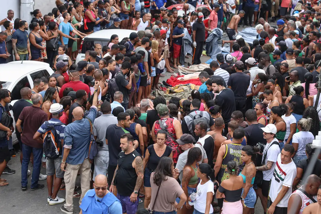 Moradores retiram mais de 60 corpos em área de mata após operação no Rio