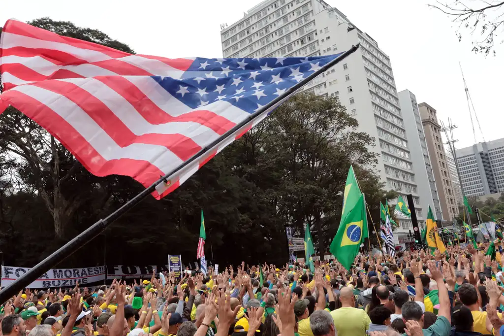 Tarcísio radicaliza e tenta herdar espaço da família Bolsonaro