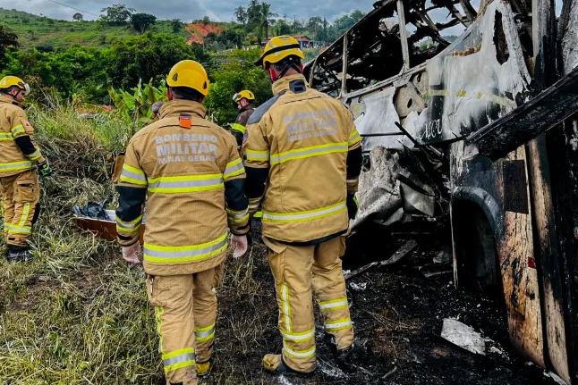 Mortes confirmadas no acidente em rodovia de Minas chegam a 38